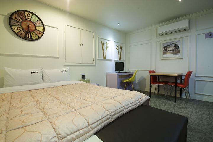 Room 10 of 77