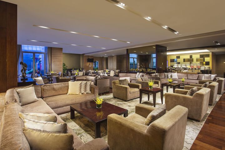 Lounge 25 of 31