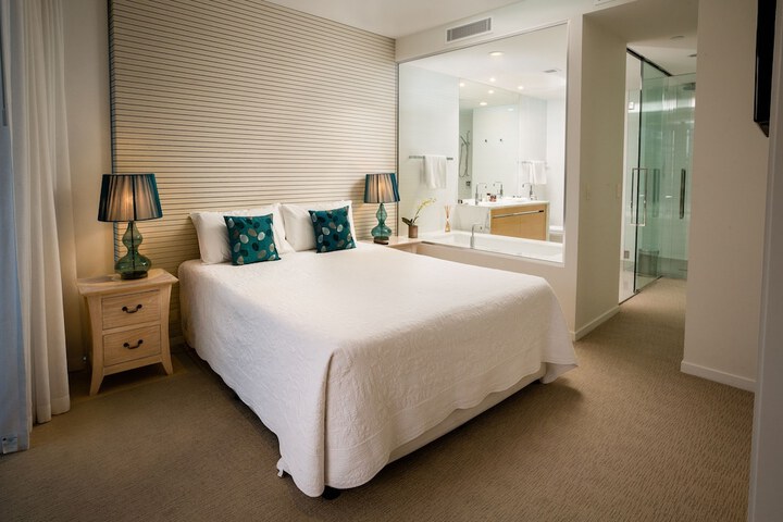 Room 3 of 103