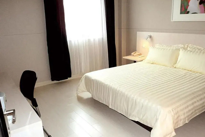 Room 2 of 25
