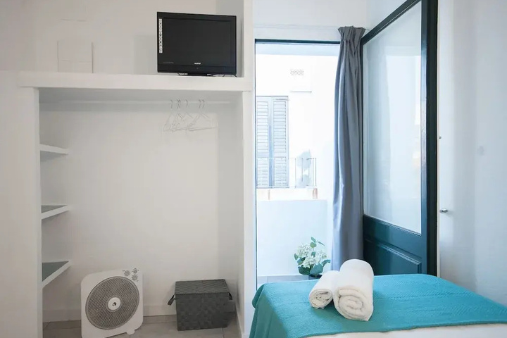 Exterior of Lets Holidays rooms Cadaques