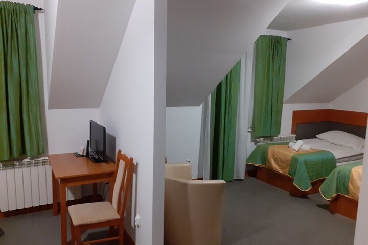 Room 27 of 40