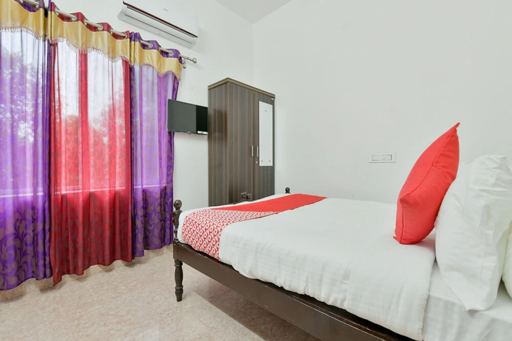 Room 4 of 16