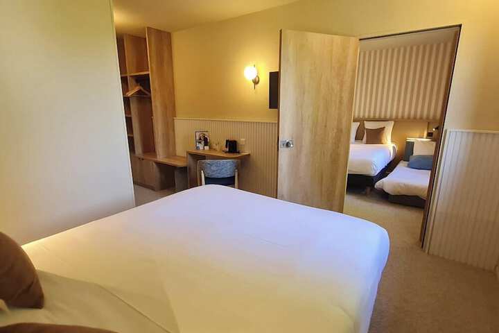 Room 33 of 61