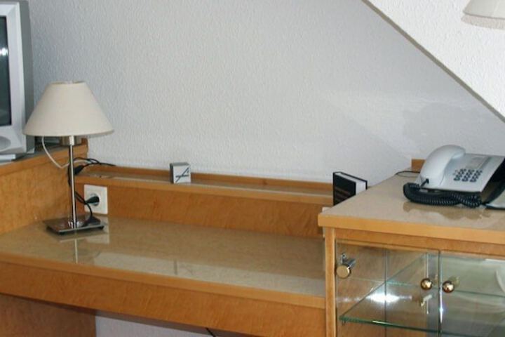 Room 11 of 20