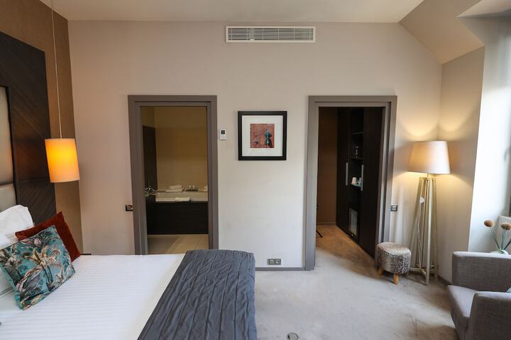 Room 11 of 86
