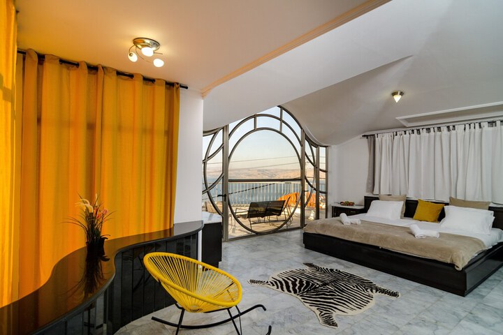 Room 2 of 53