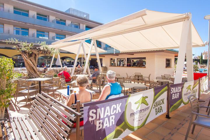 Swim-up bar