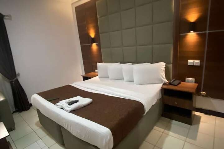 Room 5 of 18