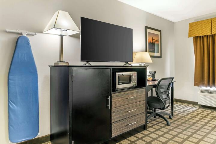 2 Queen Beds Annex Building Exterior Entrance No Elevator Accessible Microwave and Refrigerator WiFi Full Breakfast (12 of 15)