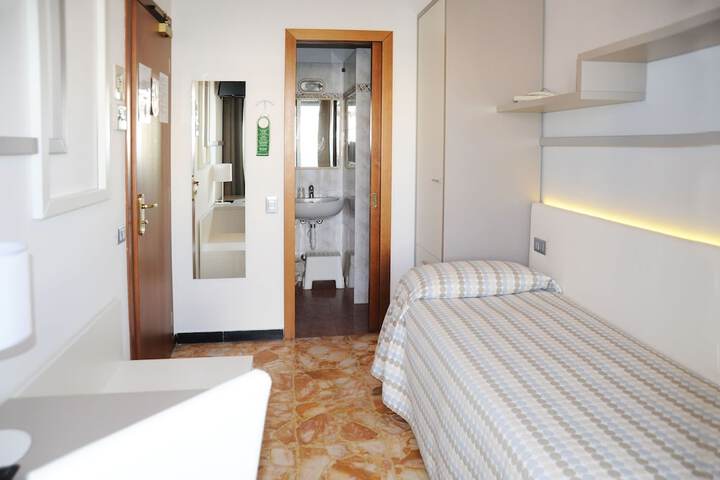 Room 8 of 37