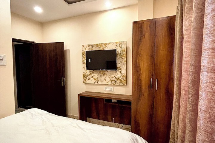 Room 17 of 32