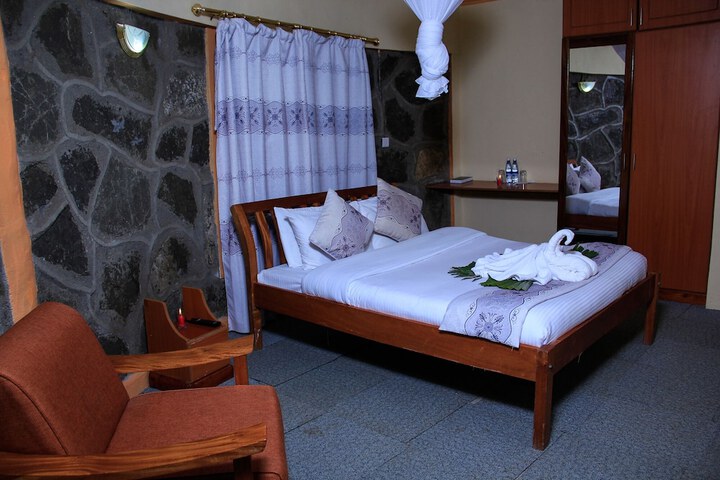 Room 3 of 76