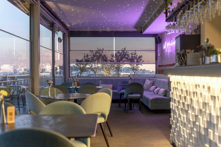 Lounge 72 of 95