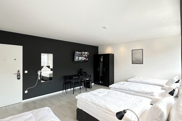 Room 4 of 63