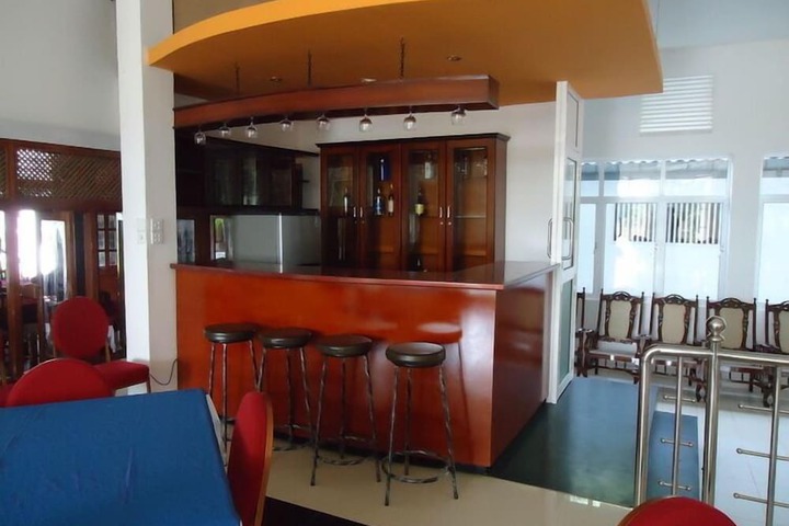 Lounge 19 of 35