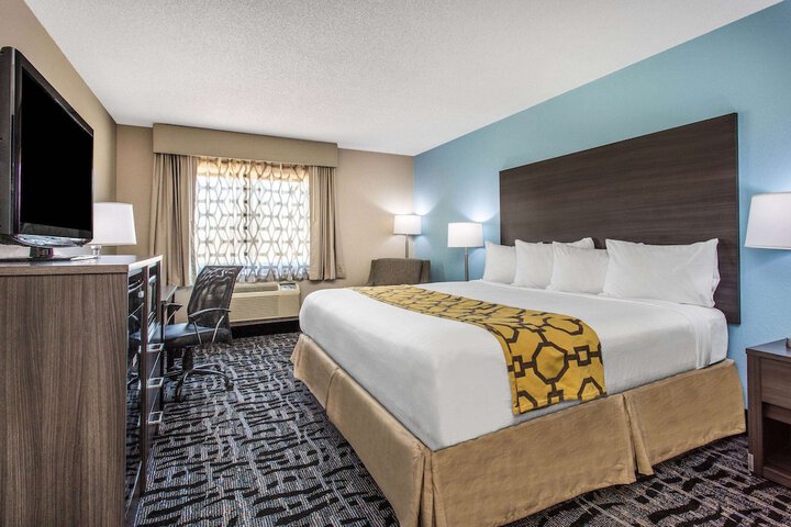 1 King Bed (13 of 19)