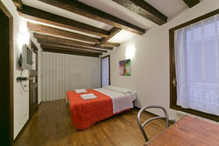 Room 10 of 14