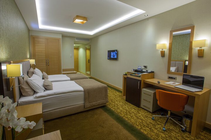 Room 27 of 85