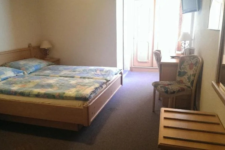 Room 4 of 20