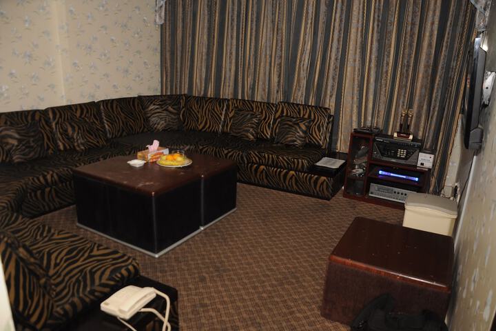 Lounge 28 of 33