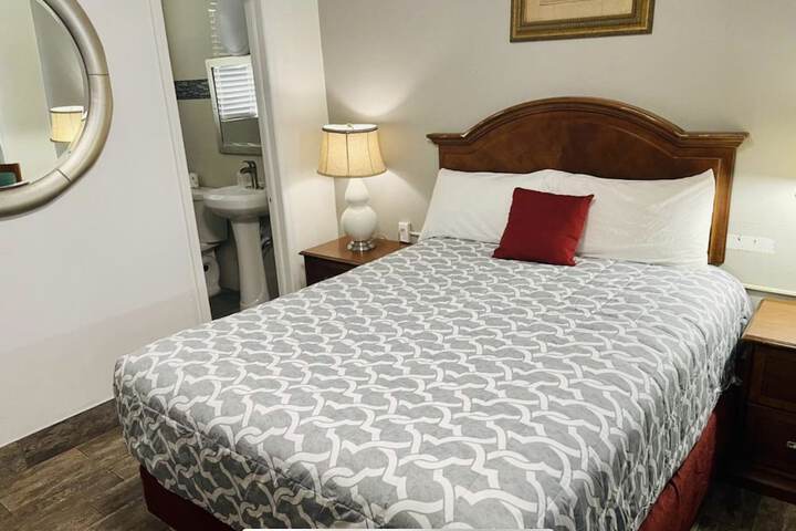 Standard Queen Room (3 of 4)