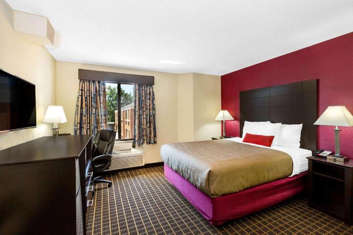 1 Queen Bed (6 of 10)