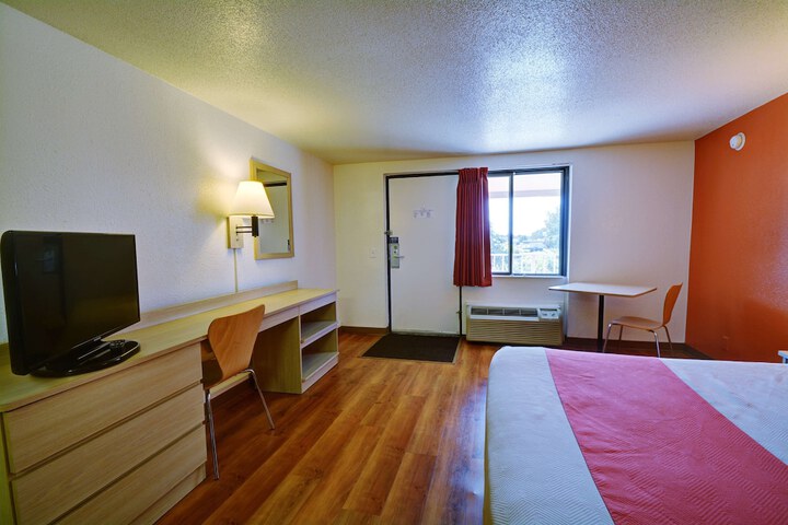 1 Queen Bed Micfridge (7 of 13)