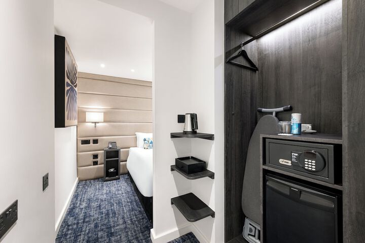 Room 34 of 61