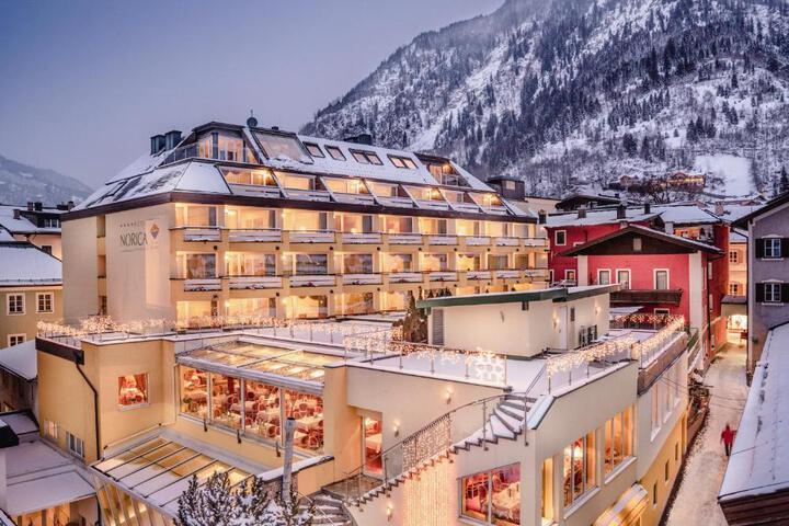 Hotel Norica - Thermenhotels Gastein mit dem Bademantel direkt in die Therme