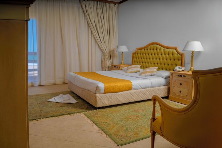 Room 27 of 82