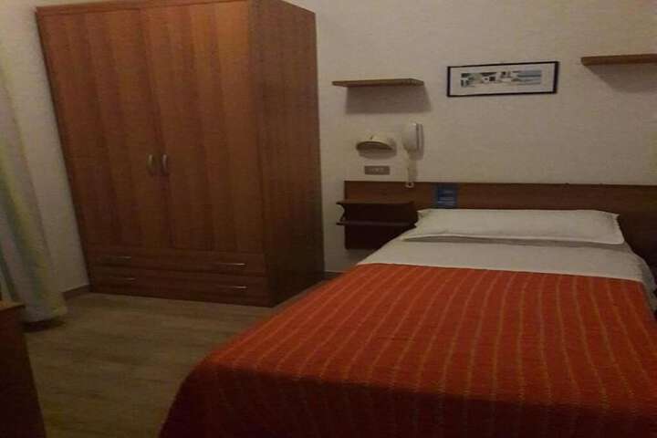 Room 5 of 9