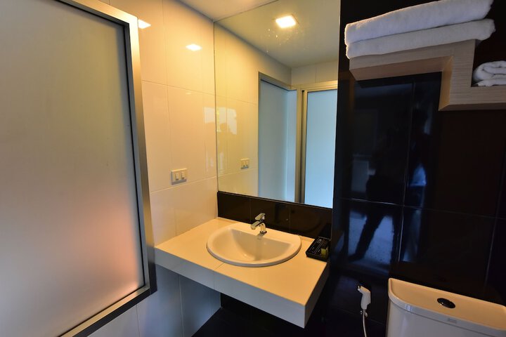 Room 32 of 49