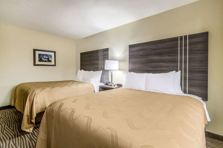 1 Queen Bed (13 of 13)