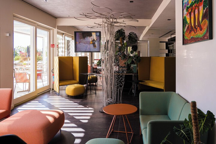 Lounge 112 of 131