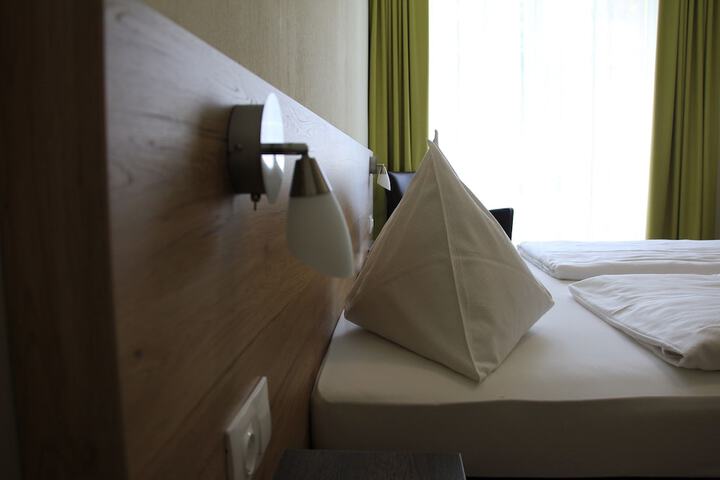 Room 3 of 141