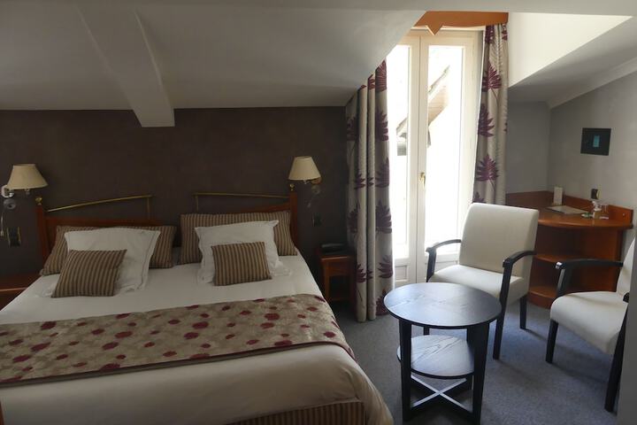 Room 7 of 32