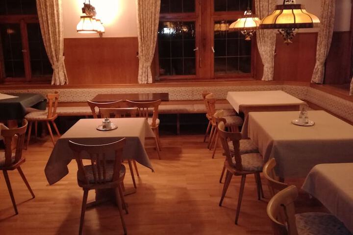 Lounge 30 of 62
