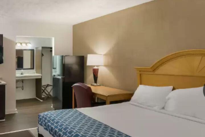 1 King Bed Efficiency (4 of 10)