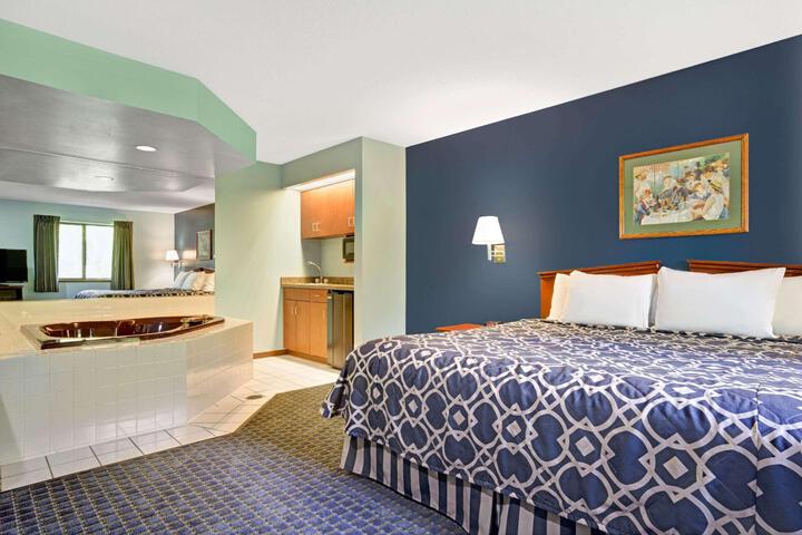 1 King Bed (3 of 7)