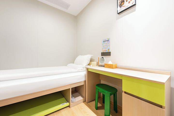 Room 4 of 43
