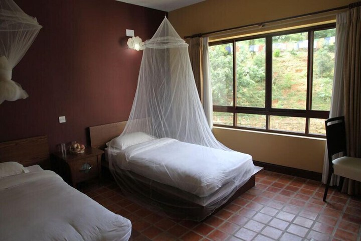 Room 4 of 9