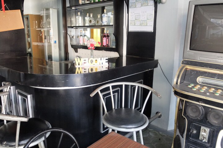 Lounge 16 of 23