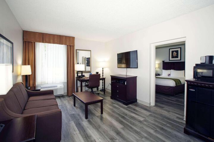 Suite 1 King Bed Sofa Bed Flat Screen Television High Speed Internet Accessible Microwave (11 of 25)