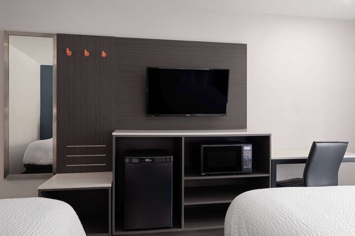 2 Double Beds (2 of 10)