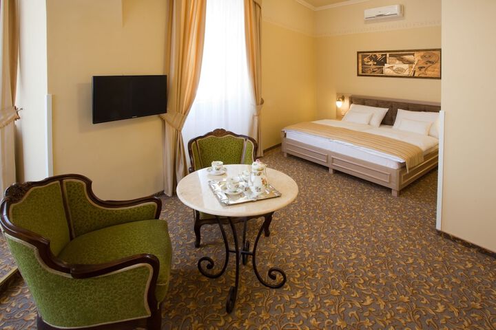 Room 10 of 27