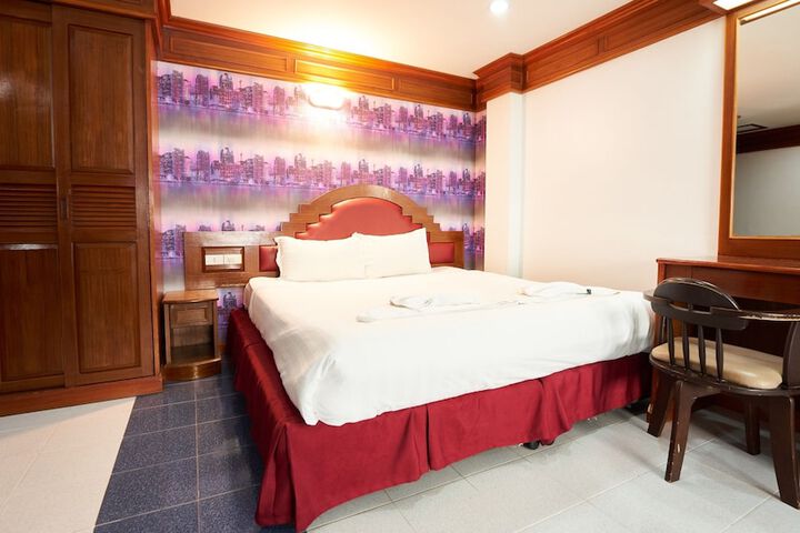 Room 27 of 136