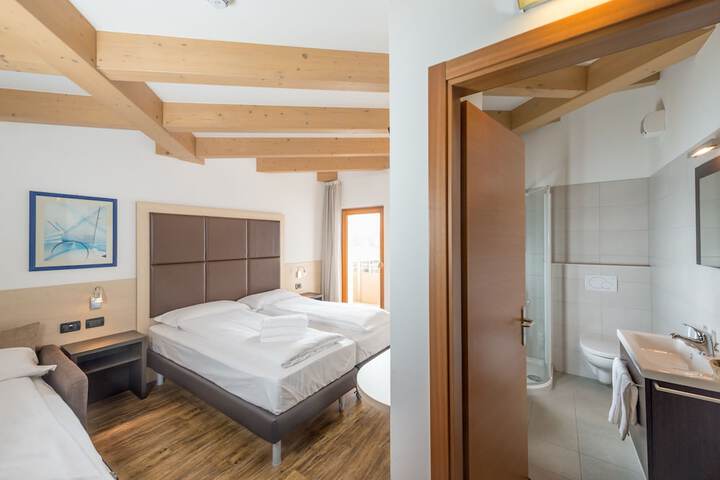 Room 5 of 34