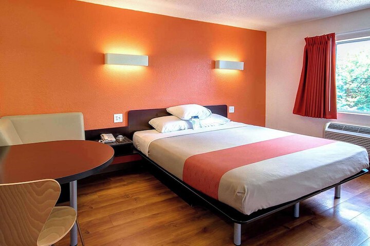 1 Queen Bed Kitchen (7 of 7)