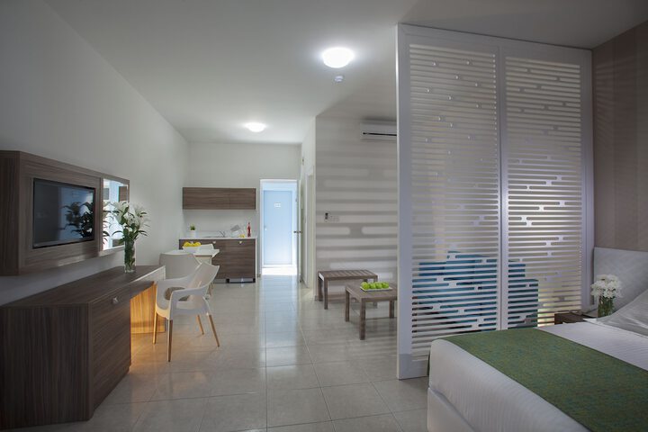 Room 10 of 32
